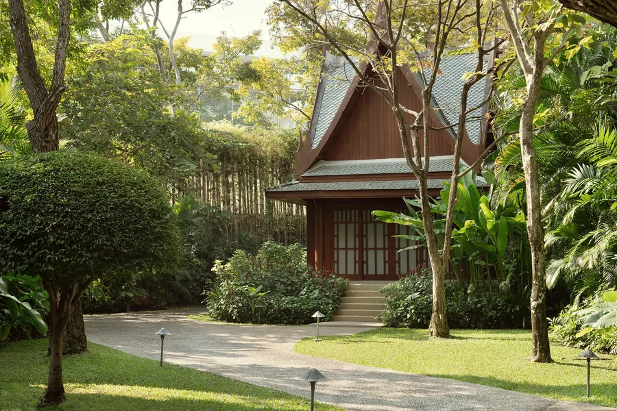 La Yoga Sala de Chiva-Som Hua Hin, un pabellón tailandés tradicional en un jardín tropical