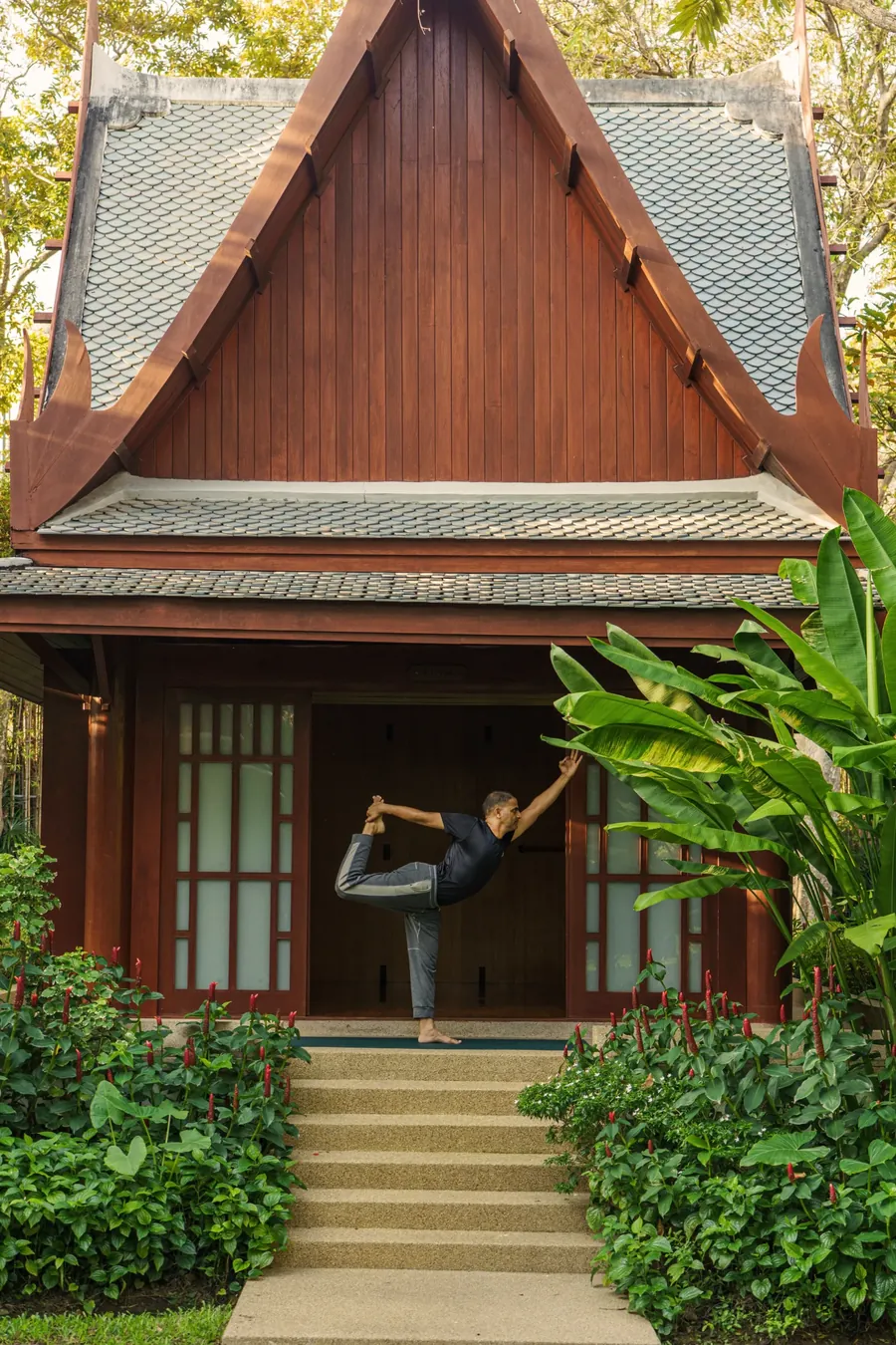 Un practicante de yoga en la postura del bailarín a la entrada de la Yoga Sala de Chiva-Som Hua Hin
