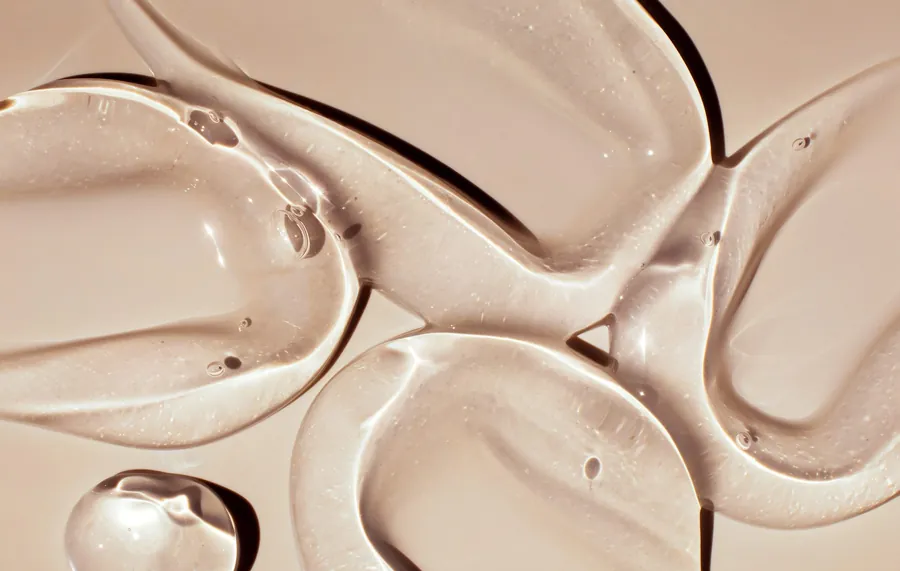 Advanced Skin Science and Regenerative Aesthetic Center de Clinique La Prairie: texturas de gel transparente sobre fondo color piel